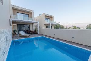 Galeriebild der Unterkunft ELMARA Luxury Villa 2 - Next to the Beach in Kokkinos Pyrgos