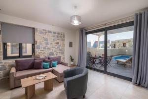 Galeriebild der Unterkunft ELMARA Luxury Villa 2 - Next to the Beach in Kokkinos Pyrgos