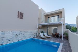 Galeriebild der Unterkunft ELMARA Luxury Villa 2 - Next to the Beach in Kokkinos Pyrgos