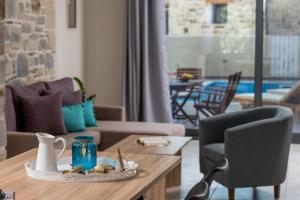 Galeriebild der Unterkunft ELMARA Luxury Villa 2 - Next to the Beach in Kokkinos Pyrgos