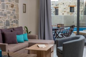 Galeriebild der Unterkunft ELMARA Luxury Villa 2 - Next to the Beach in Kokkinos Pyrgos + 23 Fotos