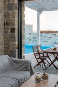 Bazén v ubytování ELMARA Luxury Villa 3 - Next to the Beach nebo v jeho okolí