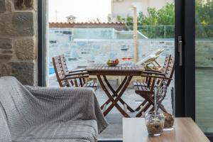 Foto dalla galleria di ELMARA Luxury Villa 3 - Next to the Beach a Kokkinos Pirgos Altre 12 foto