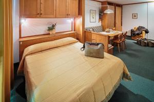 Posteľ alebo postele v izbe v ubytovaní Hotel Cristallino d'Ampezzo