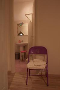 a purple chair in a room with a mirror at Il Soffio Di Eolo in Popoli