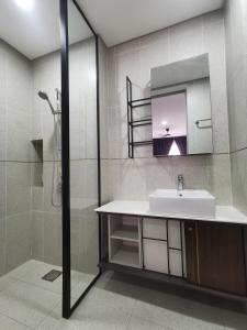 Koupelna v ubytování Millerz Square by Rverse Suite + 86 fotografií