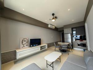 TV a/nebo společenská místnost v ubytování Millerz Square by Rverse Suite