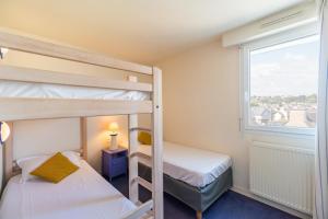 Postel nebo postele na pokoji v ubytování Hôtel Miléade de la Plage - Binic