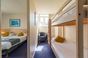 Postel nebo postele na pokoji v ubytování Hôtel Miléade de la Plage - Binic