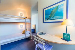 Postel nebo postele na pokoji v ubytování Hôtel Miléade de la Plage - Binic