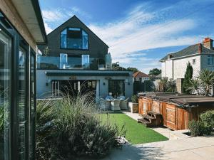 een huis met een achtertuin met een grill bij Luxury home with Harbour Views in Poole in Poole