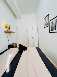 Een bed of bedden in een kamer bij Comfy Rooms in a Shared Apt, 8Min to Rathausplatz