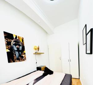 Een bed of bedden in een kamer bij Comfy Rooms in a Shared Apt, 8Min to Rathausplatz