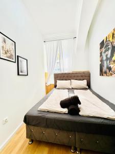 Een bed of bedden in een kamer bij Comfy Rooms in a Shared Apt, 8Min to Rathausplatz