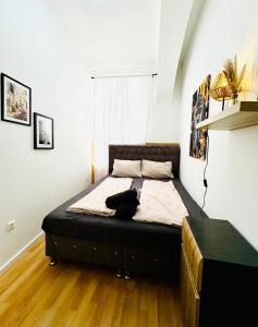 Een bed of bedden in een kamer bij Comfy Rooms in a Shared Apt, 8Min to Rathausplatz