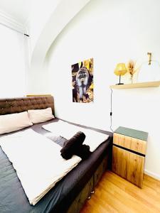 Een bed of bedden in een kamer bij Comfy Rooms in a Shared Apt, 8Min to Rathausplatz