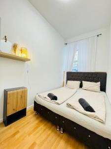 Een bed of bedden in een kamer bij Comfy Rooms in a Shared Apt, 8Min to Rathausplatz