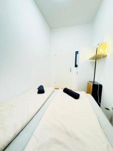 Een bed of bedden in een kamer bij Comfy Rooms in a Shared Apt, 8Min to Rathausplatz
