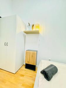 Een bed of bedden in een kamer bij Comfy Rooms in a Shared Apt, 8Min to Rathausplatz
