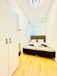 Een bed of bedden in een kamer bij Comfy Rooms in a Shared Apt, 8Min to Rathausplatz