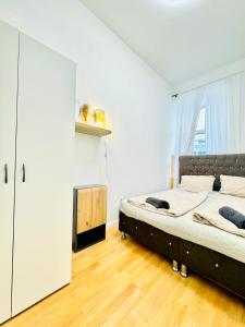 Een bed of bedden in een kamer bij Comfy Rooms in a Shared Apt, 8Min to Rathausplatz