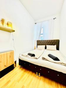 Een bed of bedden in een kamer bij Comfy Rooms in a Shared Apt, 8Min to Rathausplatz