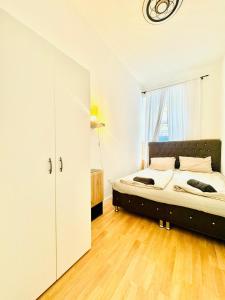 Een bed of bedden in een kamer bij Comfy Rooms in a Shared Apt, 8Min to Rathausplatz