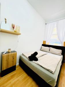 Een bed of bedden in een kamer bij Comfy Rooms in a Shared Apt, 8Min to Rathausplatz