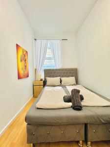 Een bed of bedden in een kamer bij Comfy Rooms in a Shared Apt, 8Min to Rathausplatz