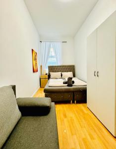 Een zitgedeelte bij Comfy Rooms in a Shared Apt, 8Min to Rathausplatz
