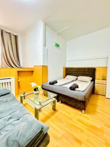 een slaapkamer met 2 bedden en een glazen tafel bij Comfy Rooms in a Shared Apt, 8Min to Rathausplatz in Wenen