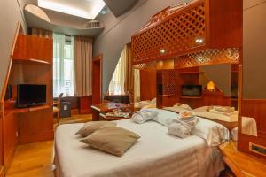 A television and/or entertainment centre at Hotel Isa