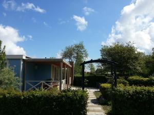 Fotografie z fotogalerie ubytování Charming chalet with spacious garden on a holiday park near the Wadden Sea v destinaci Hippolytushoef