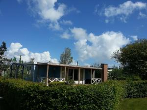 Fotografie z fotogalerie ubytování Charming chalet with spacious garden on a holiday park near the Wadden Sea v destinaci Hippolytushoef
