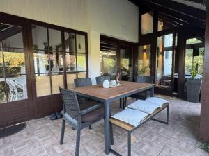 ヴィソコにあるResidence Green Pool & SPAのパティオにある木製のテーブルと椅子