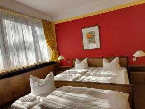 Postel nebo postele na pokoji v ubytování Hotel Albrechtshof Gohrisch