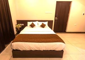 Postel nebo postele na pokoji v ubytování HOTEL PANKAJ RESIDENCY