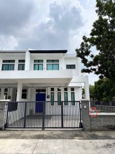 a white house with a fence in front of it at Boss Baby Cozy Holiday Home Batu Kawan in Ji Kongsi
