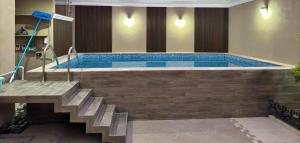 a large swimming pool with stairs leading to it at Casa vacacional in Isla La Piedra +2 photos