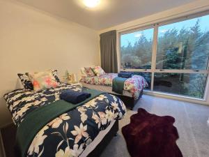 Katil atau katil-katil dalam bilik di Cozy two bedroom Apartment in Wanaka, NZ
