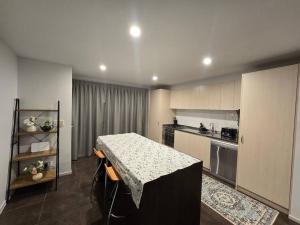 Dapur atau dapur kecil di Cozy two bedroom Apartment in Wanaka, NZ +4 gambar