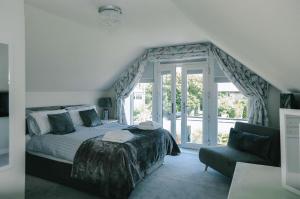 een slaapkamer met een bed en een groot raam bij Luxury home with Harbour Views in Poole in Poole