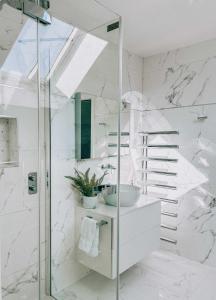 een badkamer met een glazen douche en een wastafel bij Luxury home with Harbour Views in Poole in Poole +52 foto's
