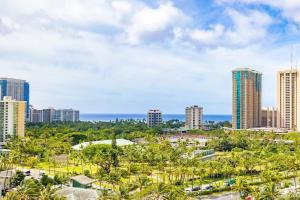 ホノルルにあるEntire condo in Waikiki - Ocean View 2 BR & 4 bedの高層ビルが立ち並ぶ街のスカイラインの眺め