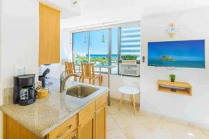ホノルルにあるEntire condo in Waikiki - Ocean View 2 BR & 4 bedのシンクとカウンタートップのあるキッチン
