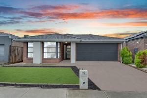 a house with a garage and a lawn at Ensuite Room truganina 20 min CBD Airport in Truganina