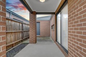 an empty corridor of a brick building at Ensuite Room truganina 20 min CBD Airport in Truganina +3 photos