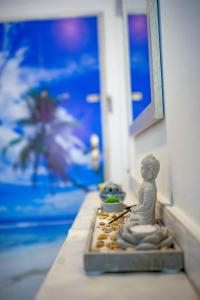 a small figurine sitting on a counter next to a table at Habitación a 7 mins centro Turístico Torremolinos in Torremolinos