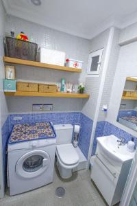 a small bathroom with a toilet and a sink at Habitación a 7 mins centro Turístico Torremolinos in Torremolinos