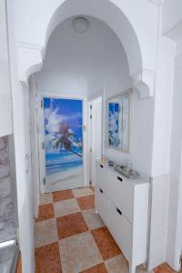 a hallway with an archway in a house at Habitación a 7 mins centro Turístico Torremolinos in Torremolinos